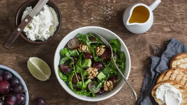 El aceite de nuez es ideal para un aderezo casero de ensalada