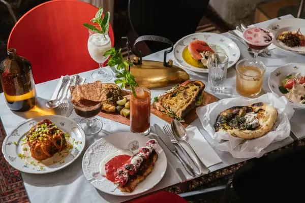 A small world in the middle of Budapest, Comfort food and international tunes from morning to night at Goli