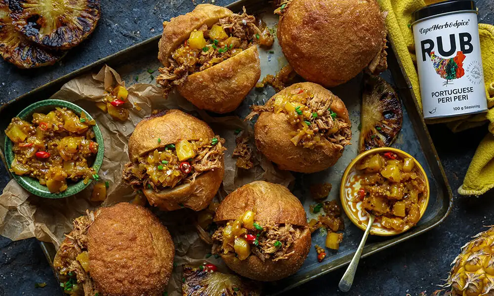 Peri Peri vetkoek de cerdo desmenuzado con atchar de piña asado