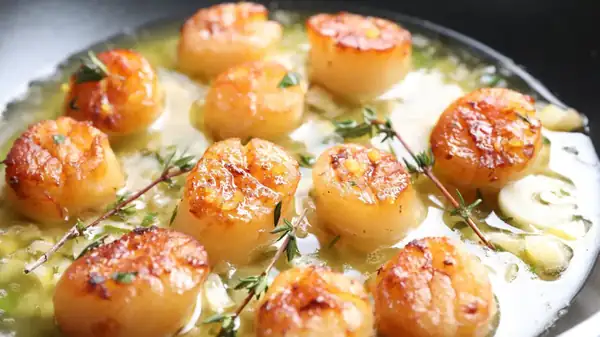 Neither butter nor olive oil: this ingredient allows the scallops to sear and gives them a beautiful golden crust
