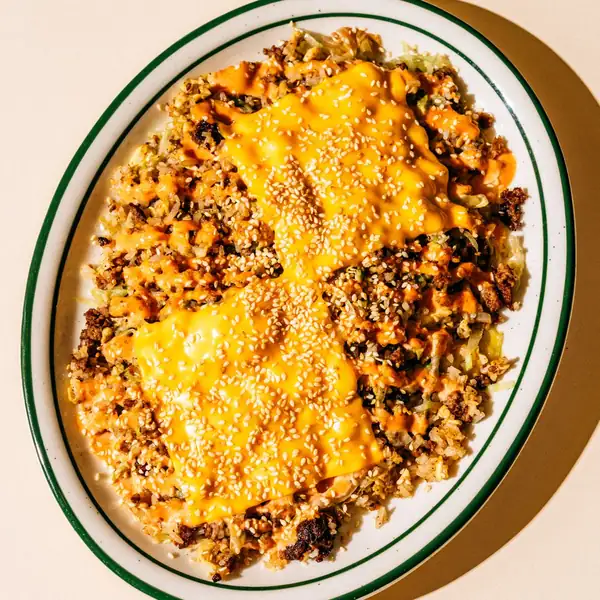 Arroz frito con hamburguesa de queso