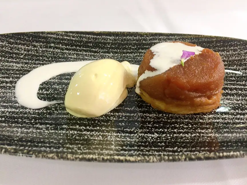 Tarta Tatin de manzana con helado de azafrán