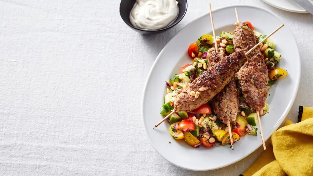 Protein meets flavor: quick köfte with yogurt dip and salad