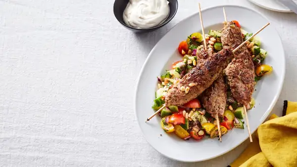 Proteína y sabor se unen: köfte rápido con salsa de yogur y ensalada