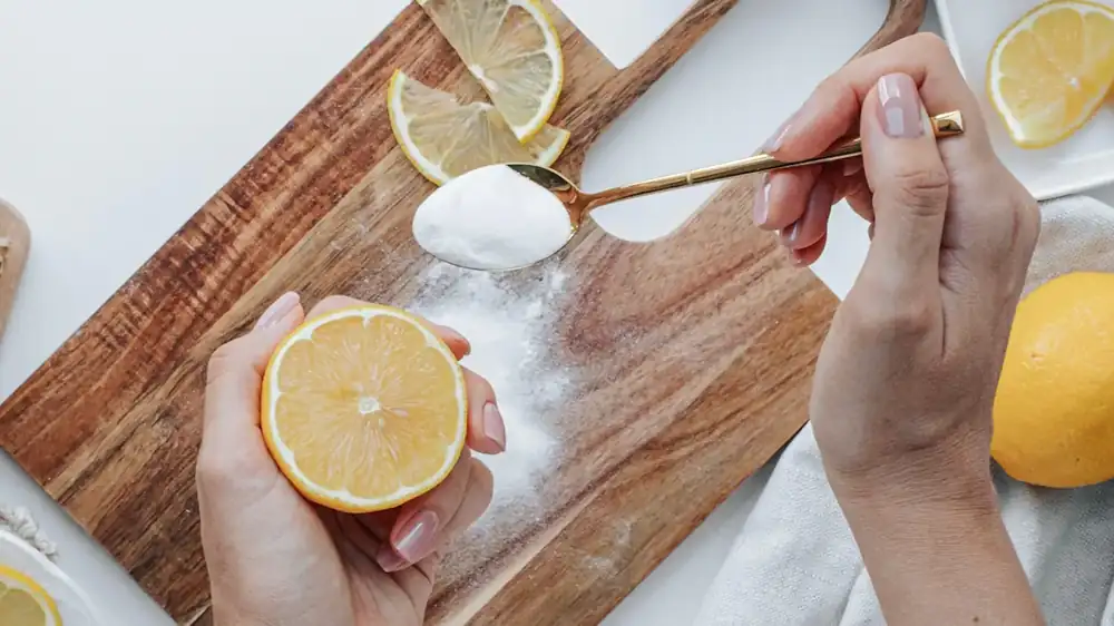 Putting lemon and salt on a cutting board: what is it for and why is it recommended?