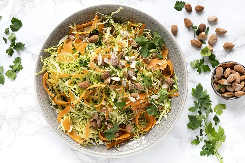 Ensalada de col puntiaguda con zanahorias y almendras saladas