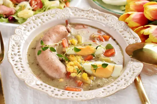 El mejor borscht blanco para la mesa navideña. Justo como lo hacían tu madre y tu abuela