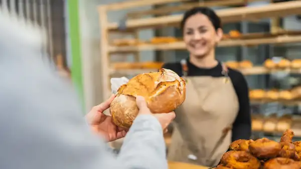 Adèle, a 24-year-old baker with a permanent, full-time contract, reveals her salary at the end of the month