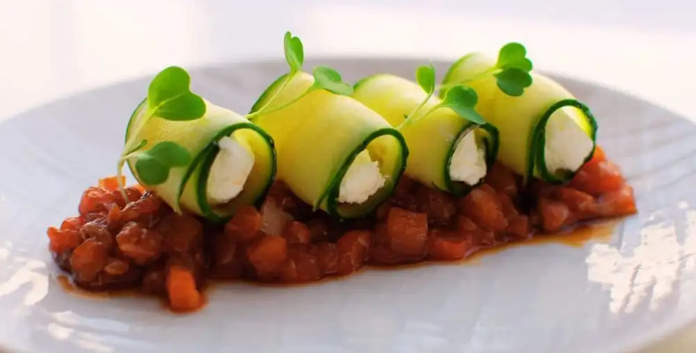 Rollitos de pepino con queso crema y tartar de salmón