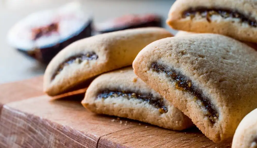 Fig and apple biscuits, delicious and crunchy with a soft and creamy filling that will blow your mind