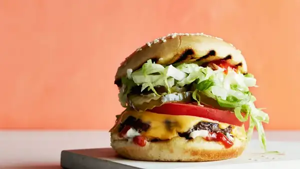 Hamburguesa con ensalada César: fusión cremosa que revitaliza un clásico