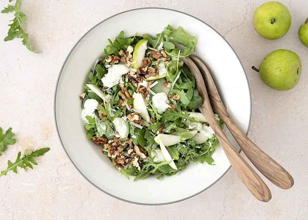 Ensalada verde con pera y aderezo cremoso de parmesano