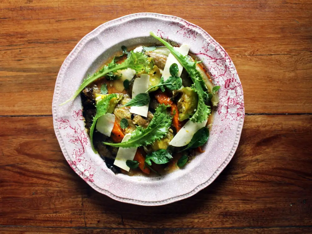 Calabaza asada con queso Sardo, menta y verduras frescas.