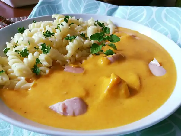 Salsa de zanahoria con trozos de pollo ahumado