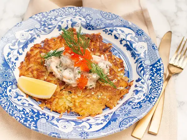Langostinos crudos con ensalada Skagen y huevas