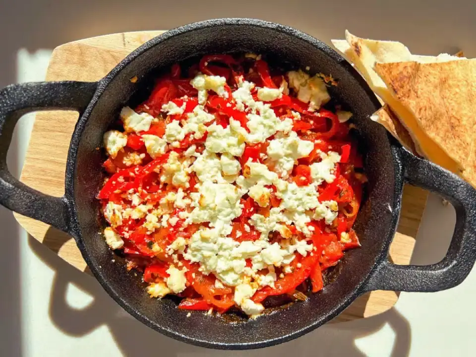 Pimientos salteados con queso