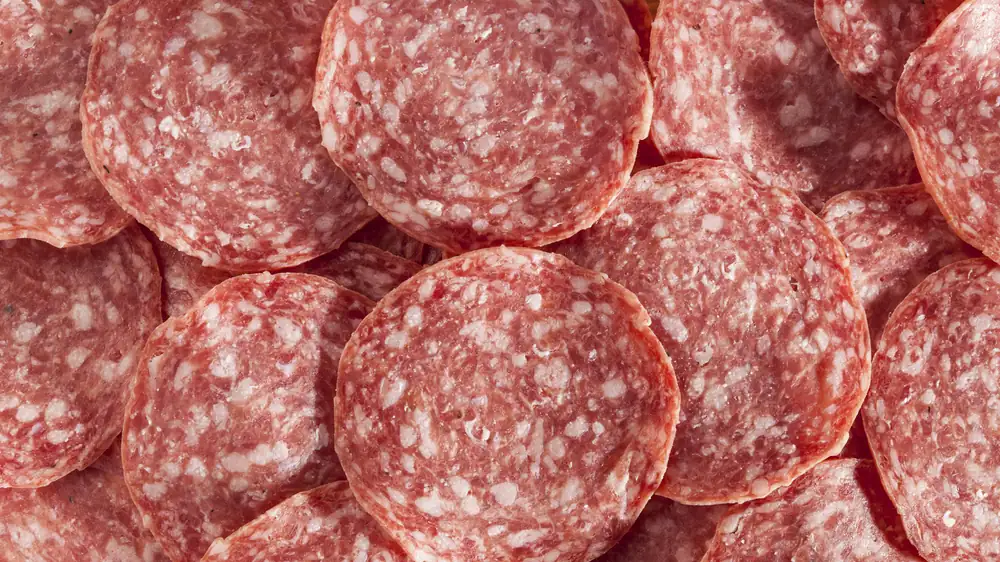 Olvídate de la pizza: usa el pepperoni sobrante en este desayuno