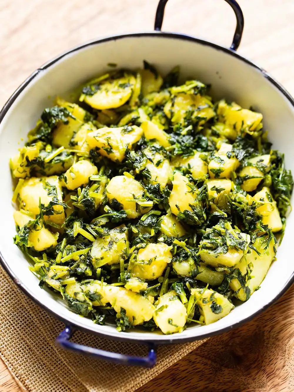 Receta de Aloo Methi (sabzi de patatas y hojas de fenogreco)