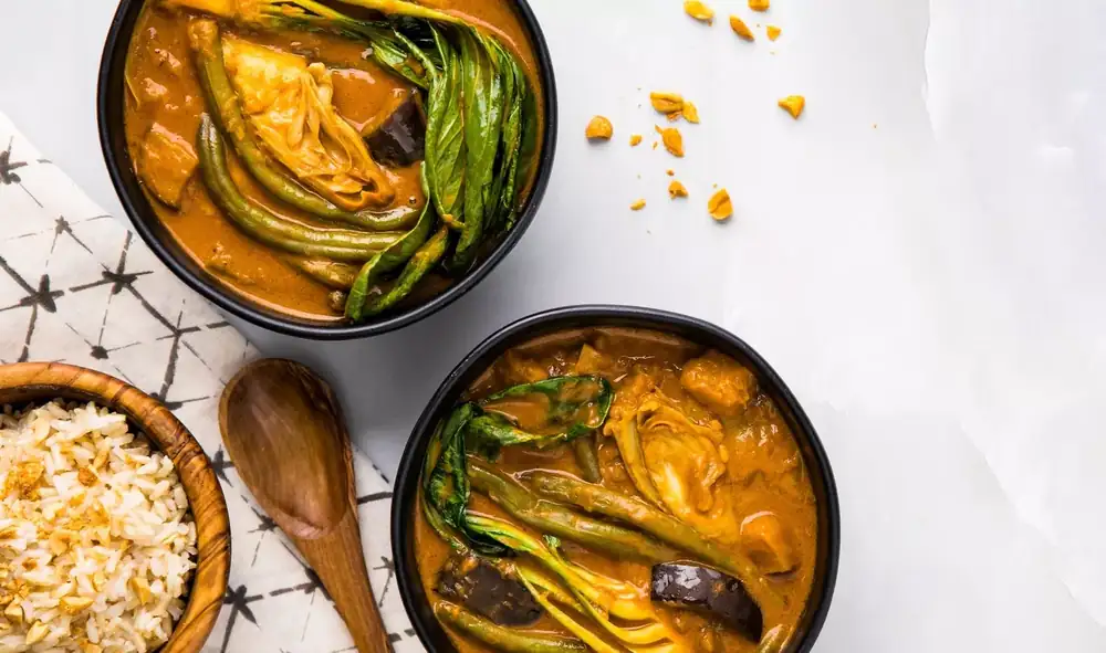 Guiso de verduras con cacahuetes de inspiración filipina