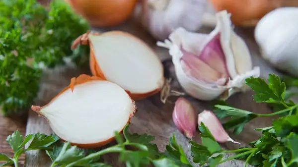 Las cáscaras de ajo y cebolla también sirven para caldo y para polvo
