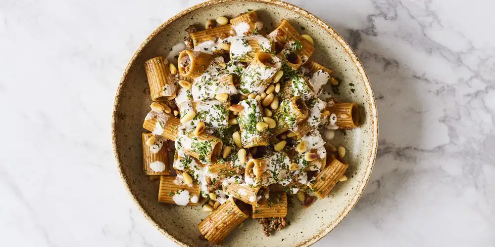 Receta de maniche de ternera con harissa y crema de queso feta batida