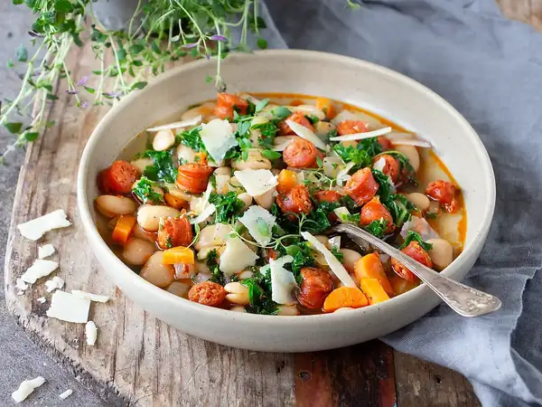 Warming stew with white beans and Chistorra