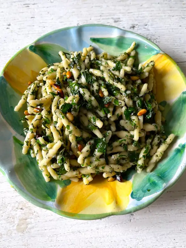 Receta de Alice Moireau para pasta trofie con parmesano y hierbas frescas