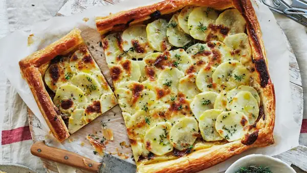 Receta de tarta de patata, cebolla y gruyere