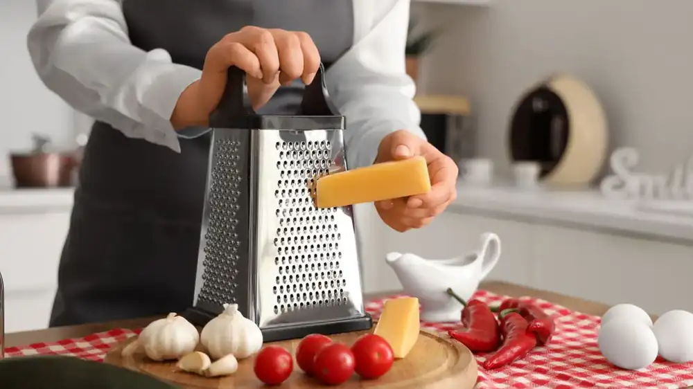 Probablemente nunca uses este lado de tu rallador de queso (y eso es una verdadera lástima)