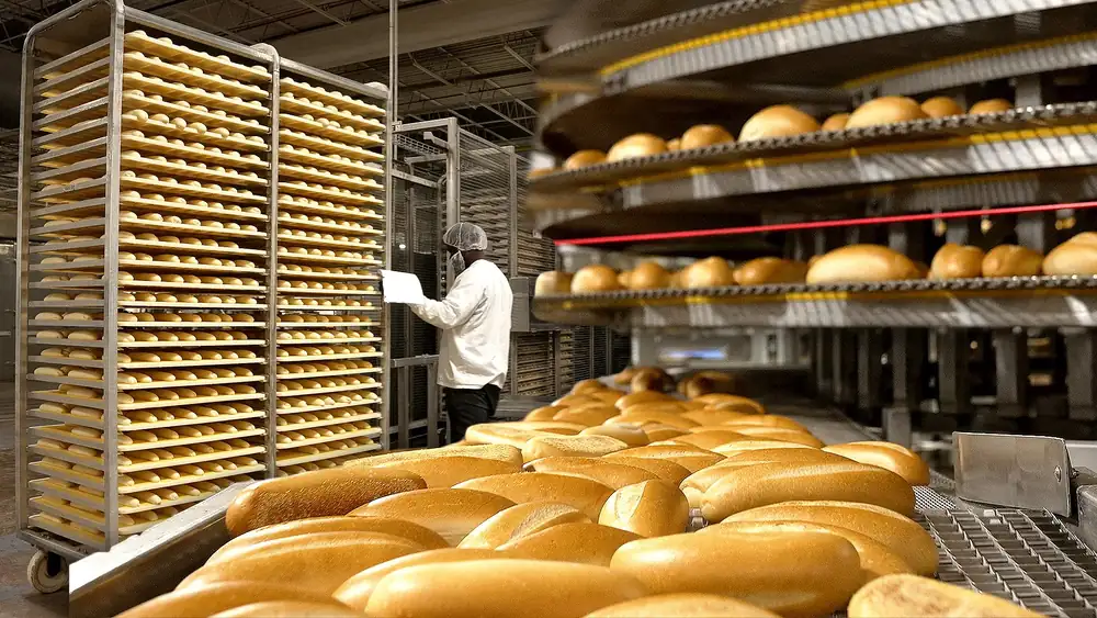 Esta fábrica de pan elabora miles de panecillos para el Philly cheesesteak todos los días