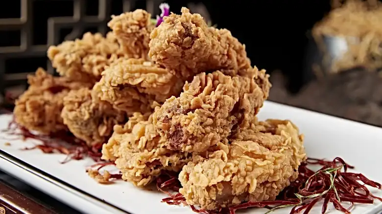 Forget Breadcrumbs And Corn Flakes: Fried Chicken Is Extra Crispy When You Coat It In This Flavorful Topping