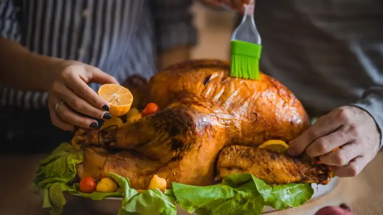 Untar el pavo con su jugo hace maravillas, pero no para el pavo