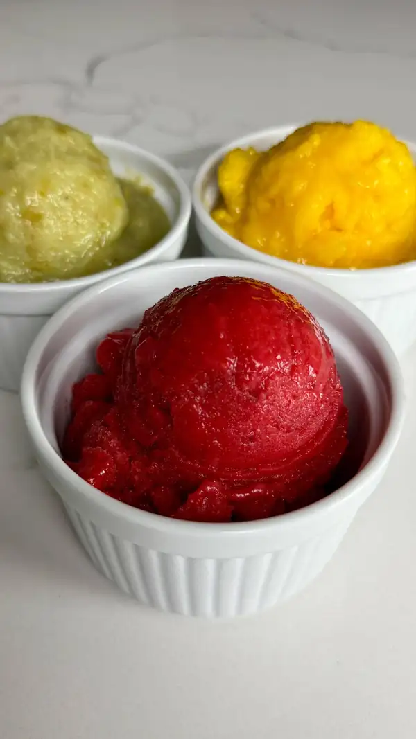 Sorbete de frutas fácil con solo dos ingredientes (sin máquina de helados)
