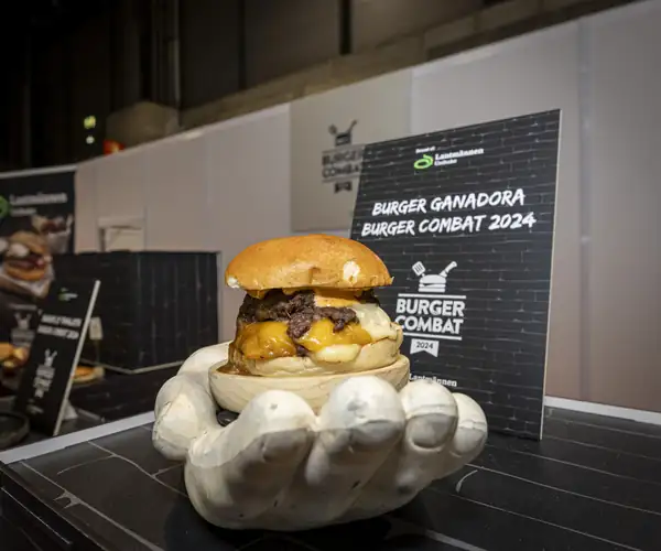 Martín Fernández wins Burger Combat with a burger from Ourense