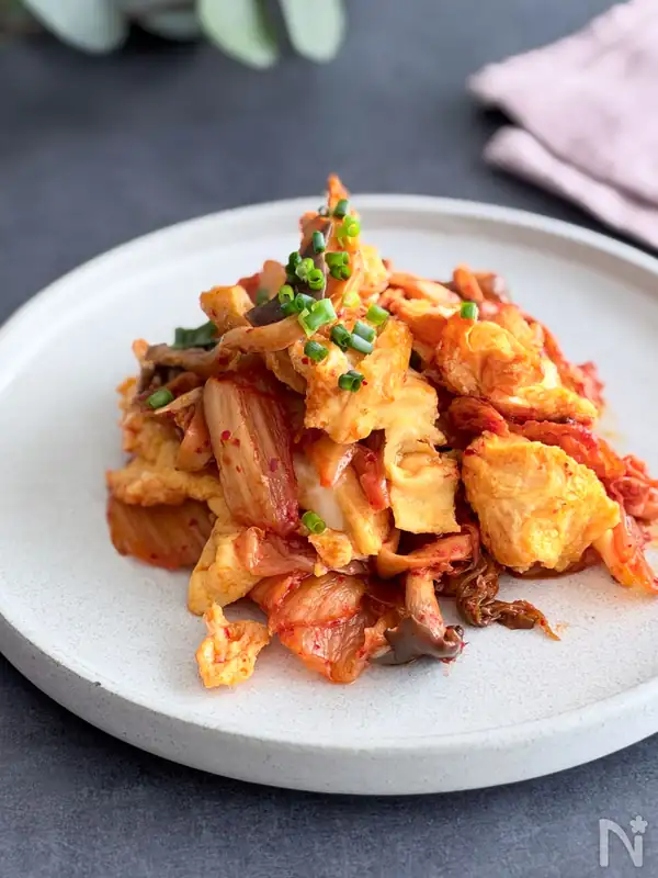 [Using leftover kimchi] Fluffy egg and oyster mushroom kimchi