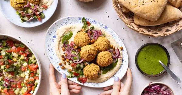 Plato de falafel con hummus casero