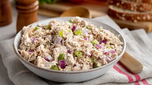 La manzana crujiente que da un contraste dulce y ácido a la ensalada de atún