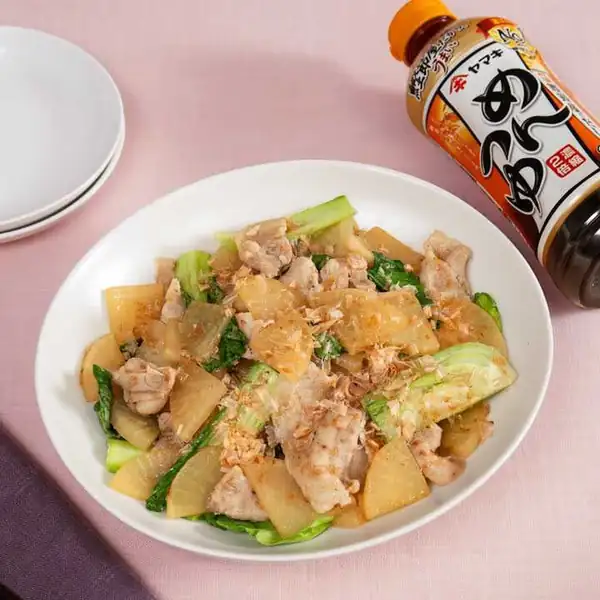 ¡Vídeo con la receta e instrucciones para saltear panceta de cerdo y rábano daikon con copos de bonito!
