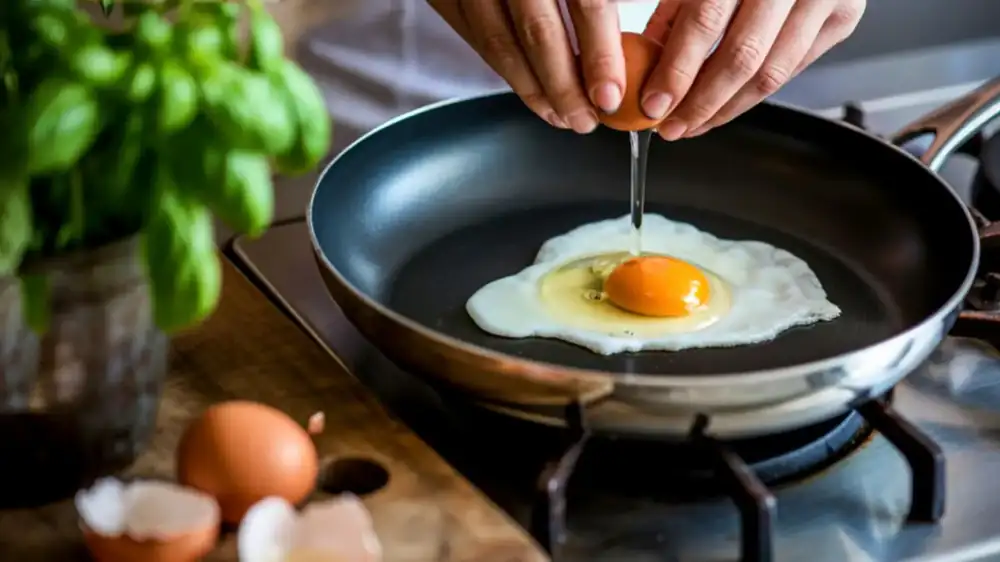 I thought my eggs were sticking because of the pan: the problem actually came from that gesture