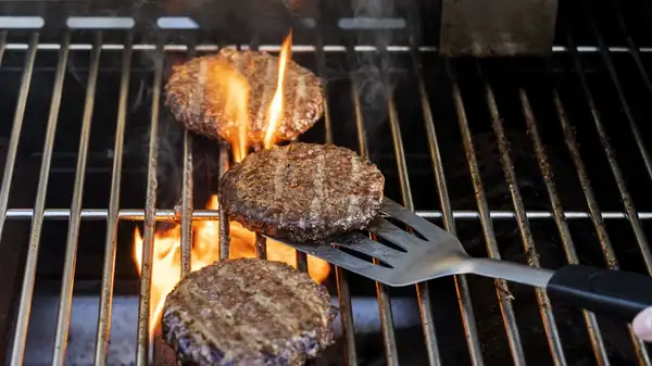 Why grilled burgers need more fat than pan-fried ones