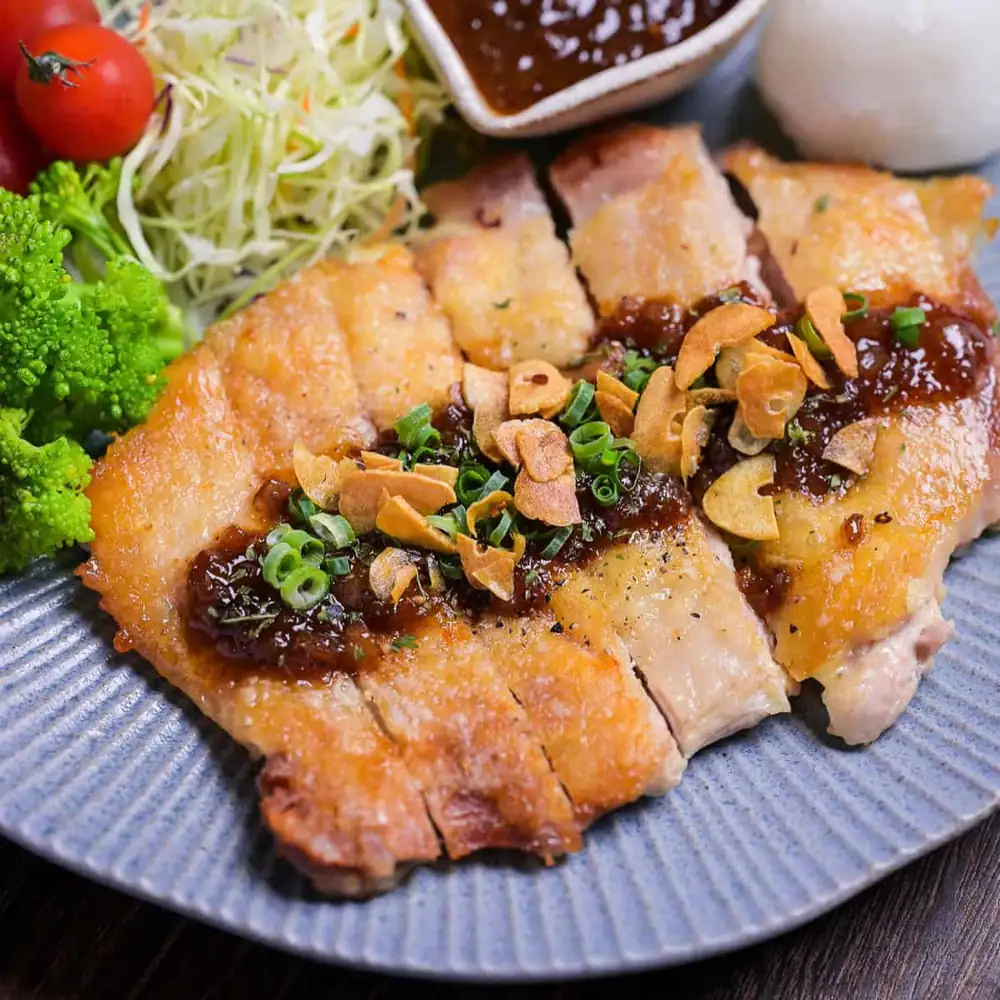 Muslos de pollo salteados con salsa de cebolla al estilo japonés