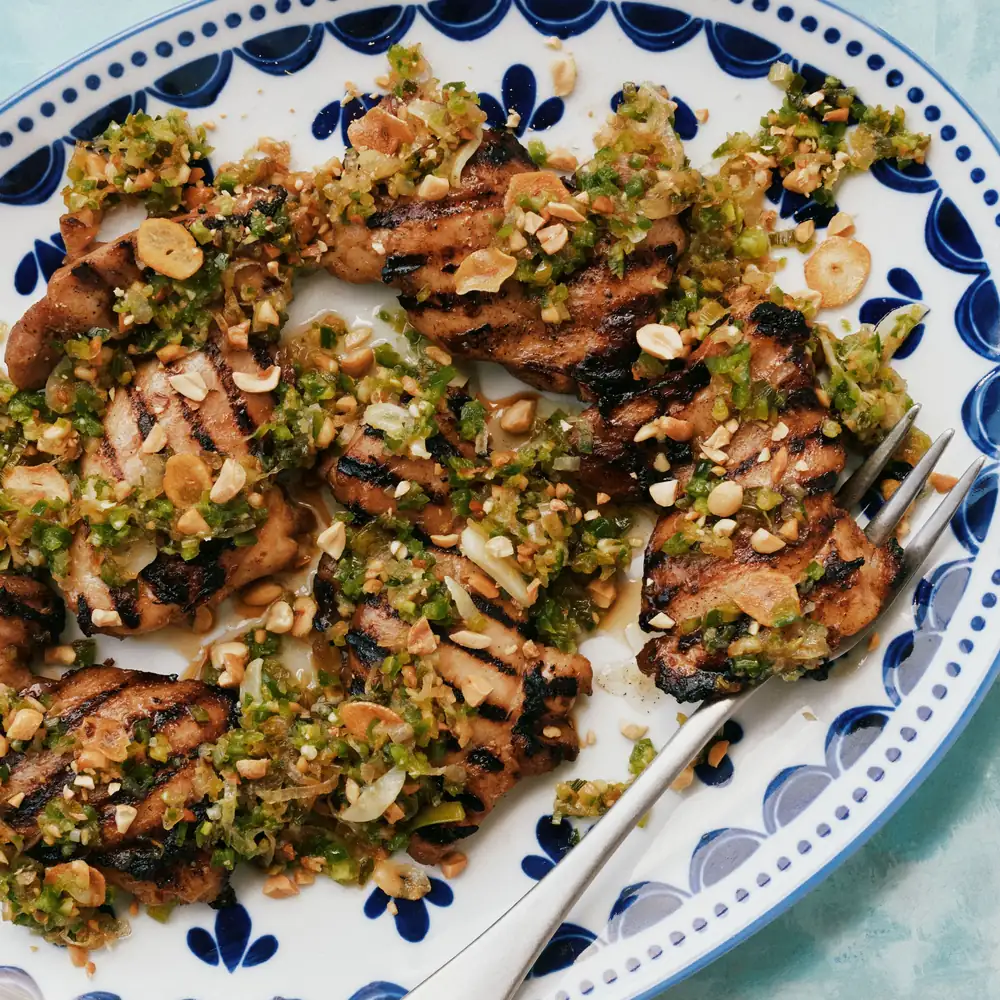 Pollo a la parrilla con crujiente de chile verde