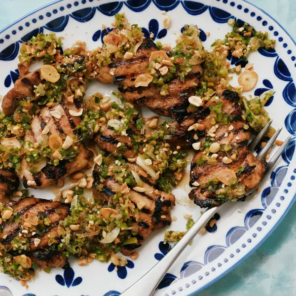 Pollo a la parrilla con crujiente de chile verde