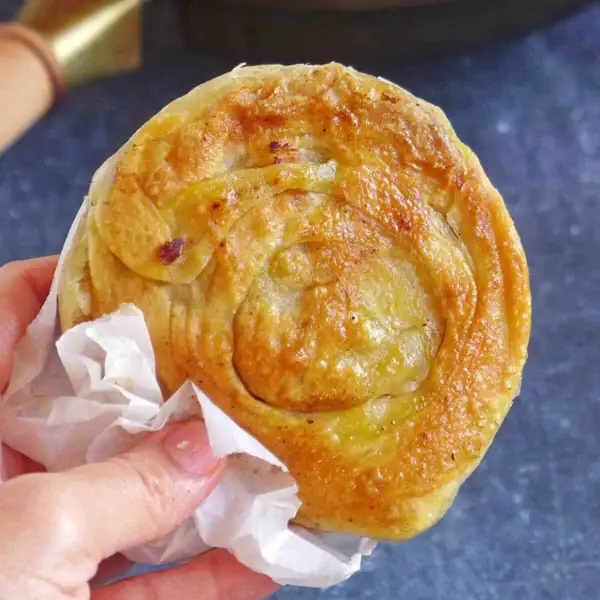 Crispy Stuffed Flatbread (Guo Kui/锅盔)