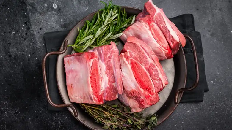 Para unas costillas más sabrosas, añade un chorrito de este vino