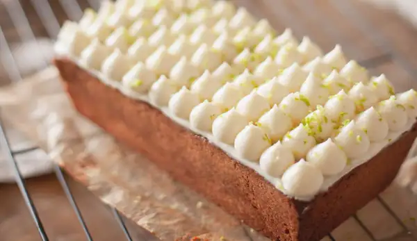Pastel de ciruelas suave con ricotta, cacao y lima, un postre increíblemente delicioso