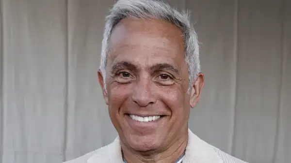 Geoffrey Zakarian hornea sus brownies en una sartén de hierro fundido, y tú también deberías hacerlo