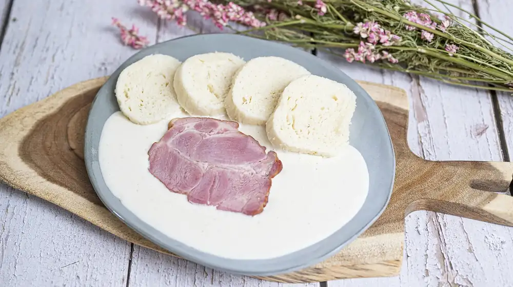 Horseradish sauce is ready in a few minutes. Almond flakes give it an unusual taste