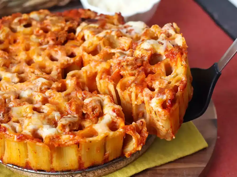 Baked rigatoni gratin with sausage, béchamel sauce and mozzarella