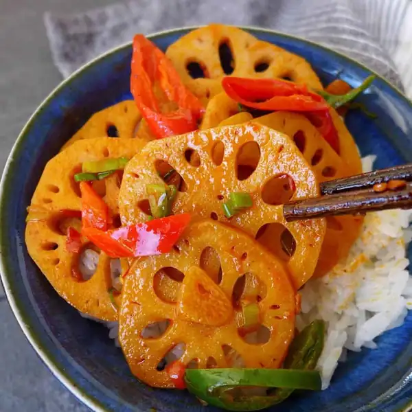 Spicy lotus root stir-fry (辣炒莲藕)